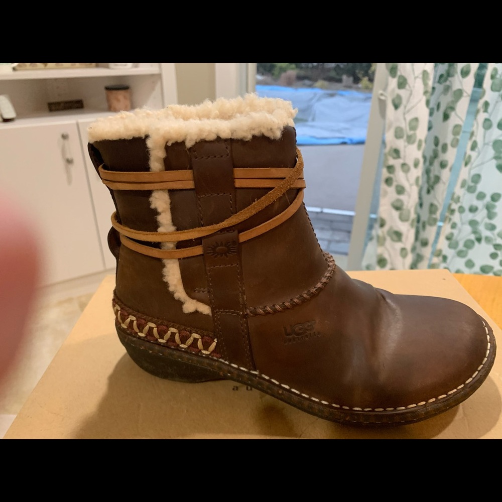 Brown leather Ugg boots. Fur lined inside   Size 7 in great shape